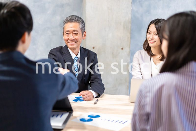笑顔で握手をするビジネスパーソン