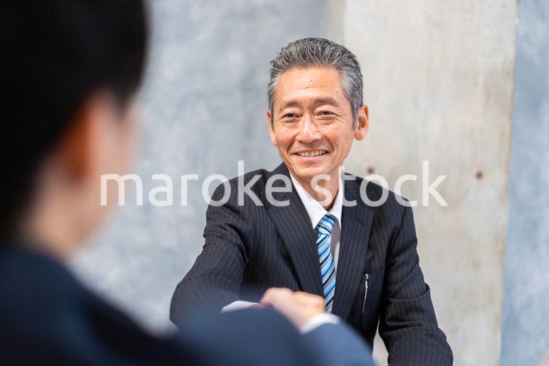 握手をする社長