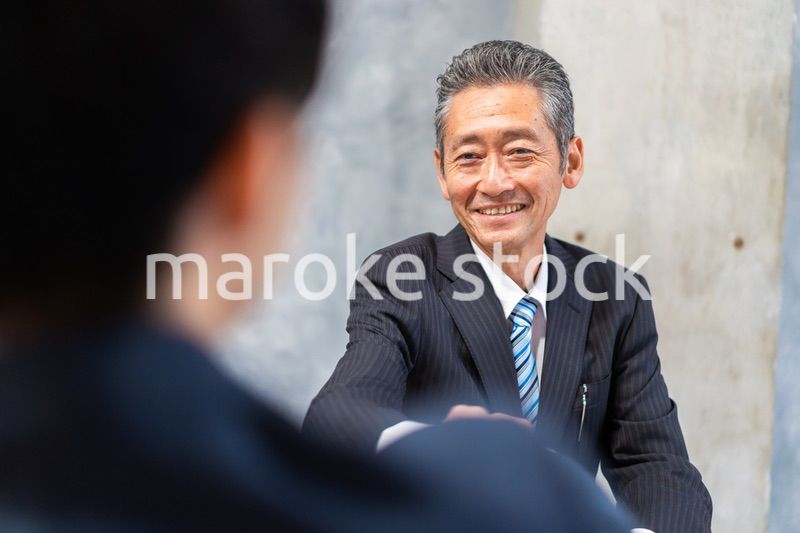 握手をする社長