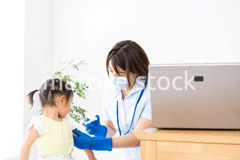 小児科のクリニックで治療を受ける女の子