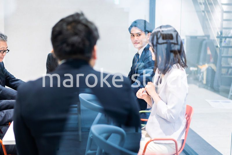 オフィスで働くビジネスパーソン