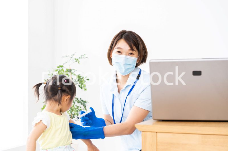 小児科のクリニックで治療を受ける女の子