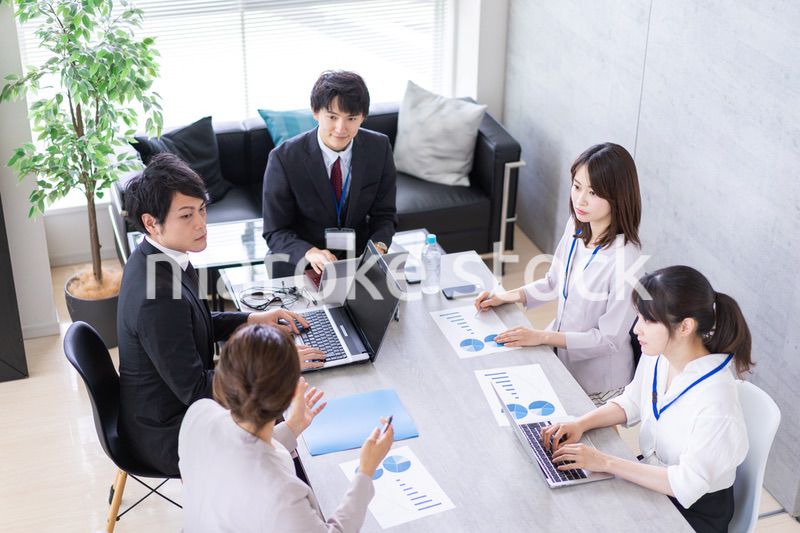 オフィスでビジネスミーティングをする会社員