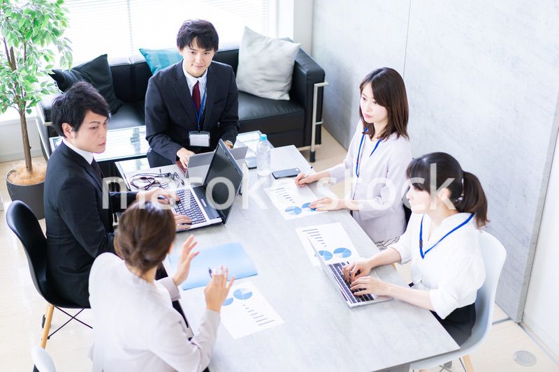 ミーティングをするビジネスパーソン