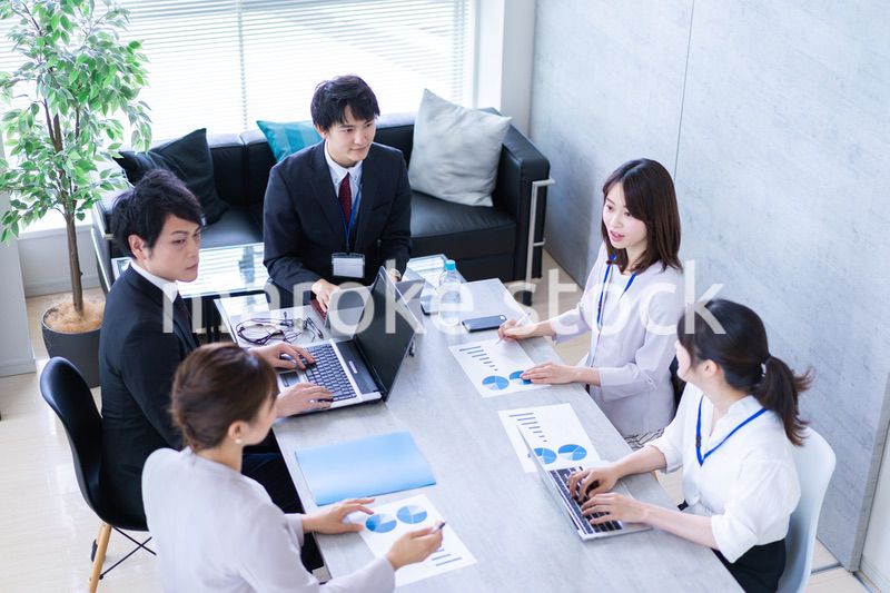 コンサルティング会社で働くビジネスパーソン