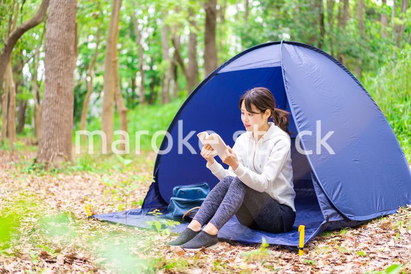 ソロキャンプをする若い女性