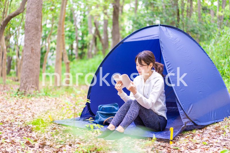 ソロキャンプを楽しむ若い女性