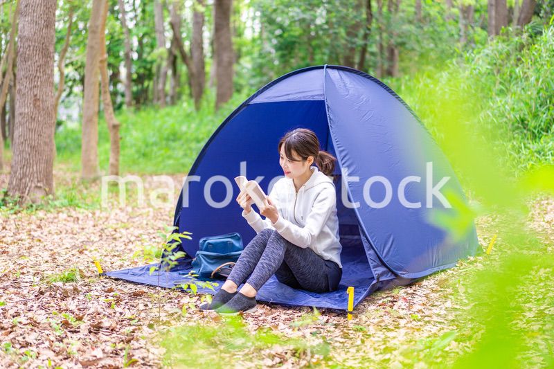 ソロキャンプを楽しむ若い女性