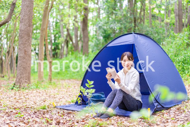 ソロキャンプを楽しむ若い女性