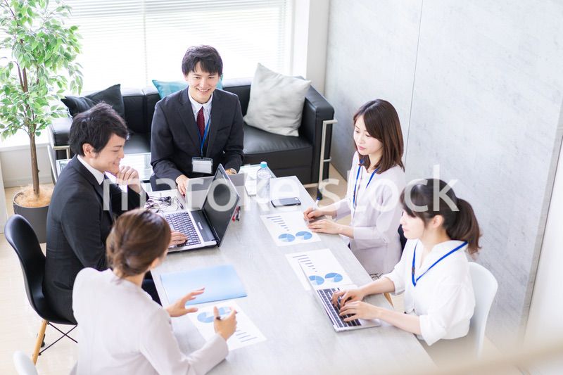 オフィスで仕事をするビジネスパーソン