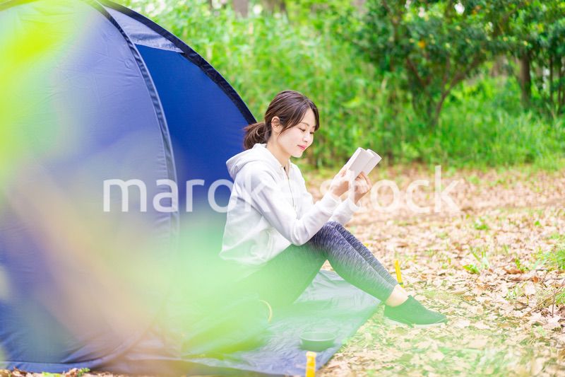 ソロキャンプをする若い女性