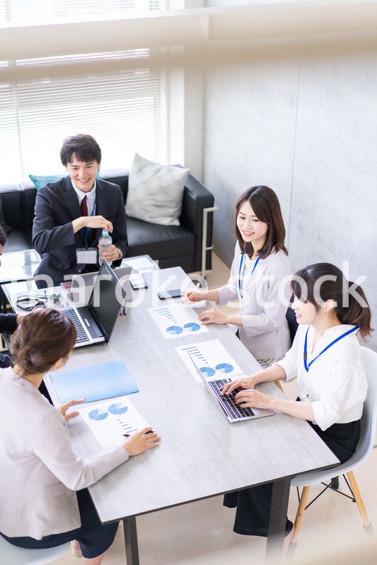 オフィスでビジネスミーティングをする会社員