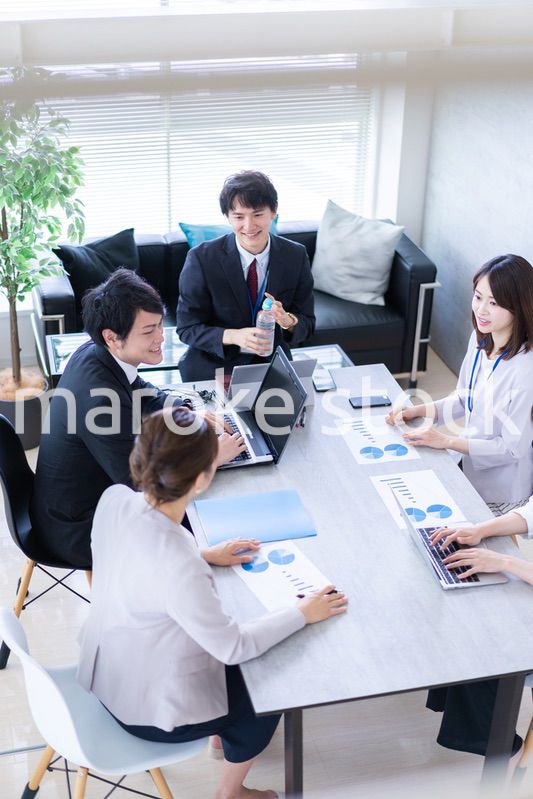 コンサルティング会社で働くビジネスパーソン