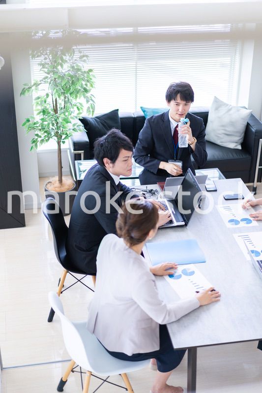 コンサルティング会社で働くビジネスパーソン