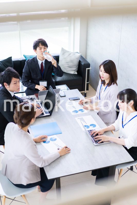 ミーティングをするビジネスパーソン