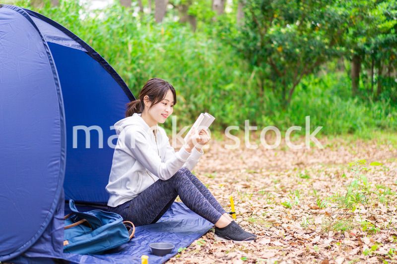 ソロキャンプをする若い女性
