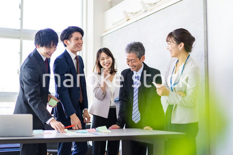 オフィスで働くビジネスパーソン