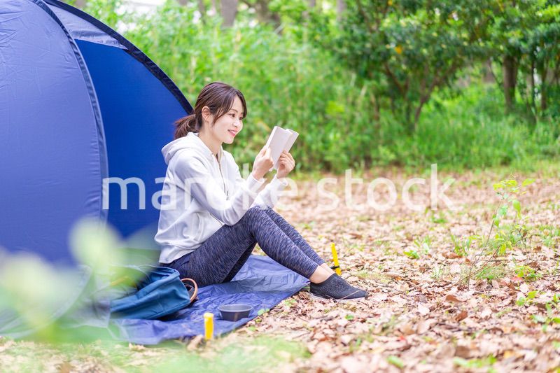 ソロキャンプを楽しむ若い女性