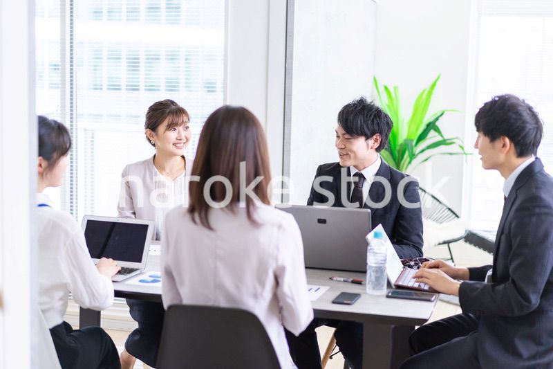 オフィスで仕事をするビジネスパーソン