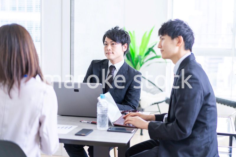 楽しくオフィスで働くビジネスパーソン