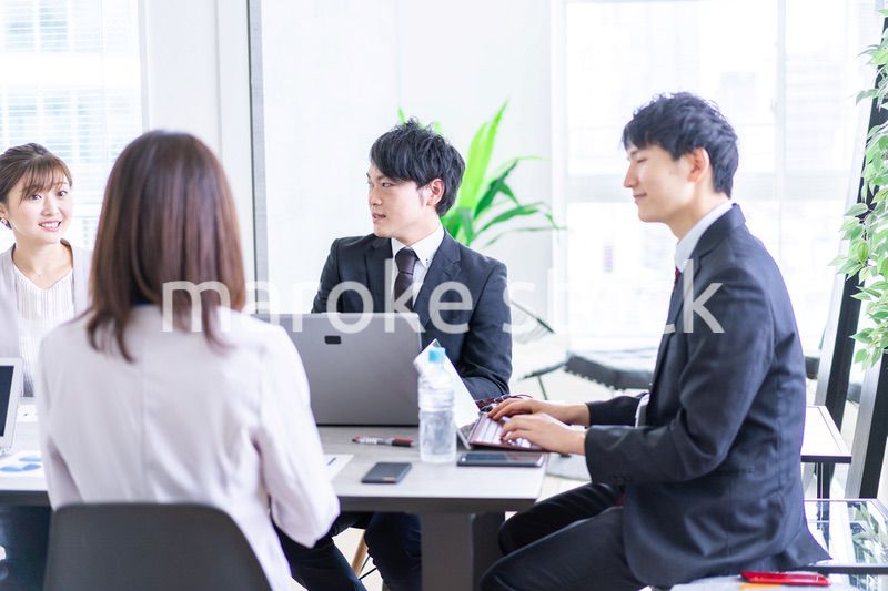 綺麗なオフィスで働く若い会社員