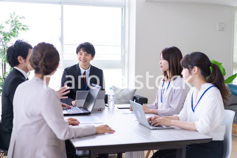 オフィスでビジネスミーティングをする会社員