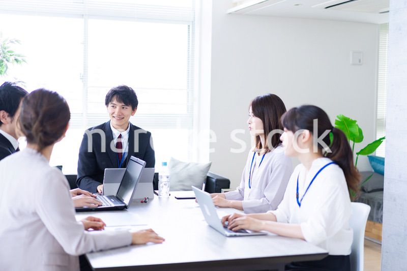 ミーティングをするビジネスパーソン