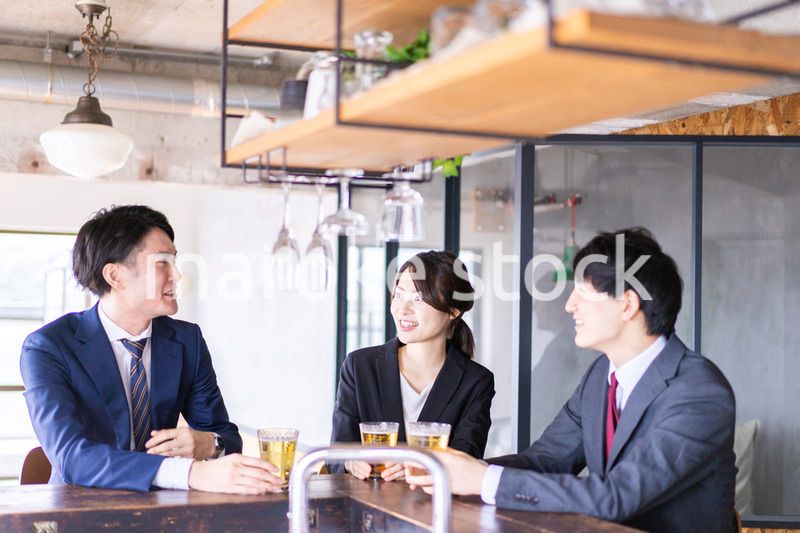 飲み会をする男女のビジネスパーソン
