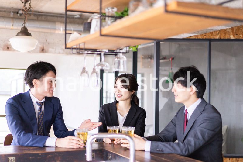 スーツで飲み会をする若いビジネスパーソン