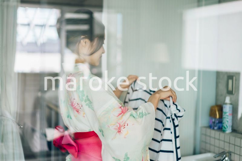 浴衣を着た若い女性