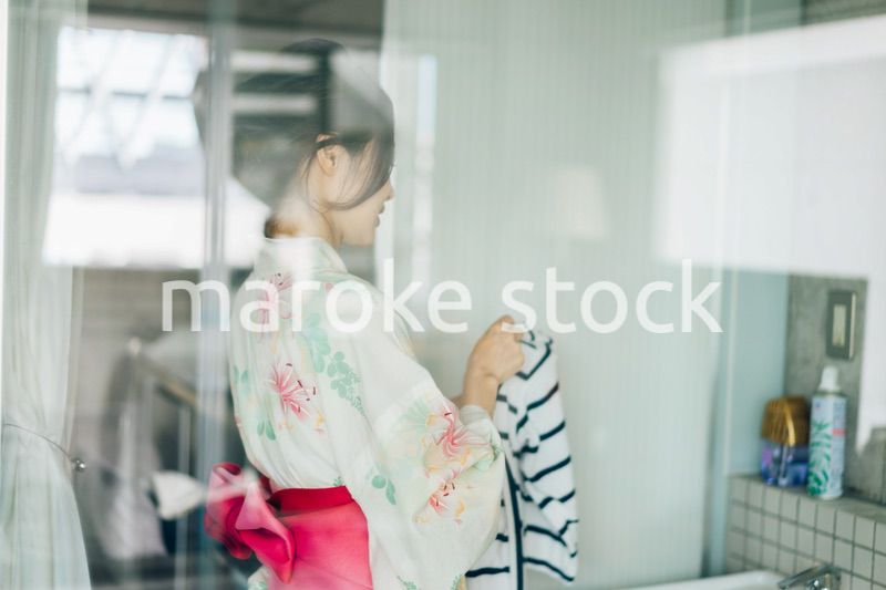 浴衣を着た若い女性