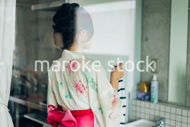 浴衣を着た若い女性