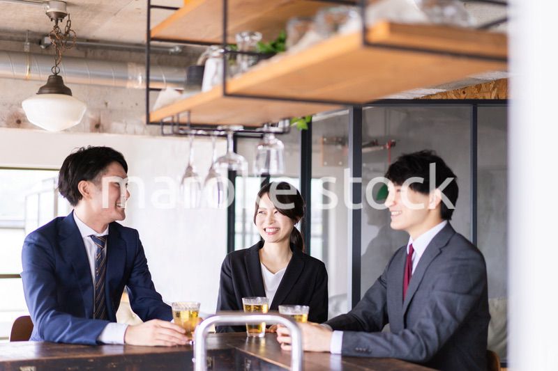 スーツで飲み会をする若いビジネスパーソン