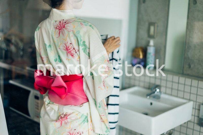 浴衣を着た若い女性