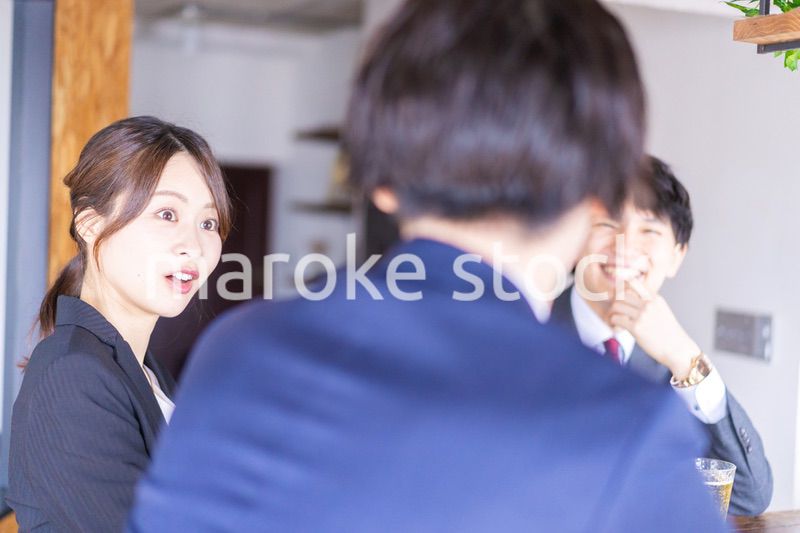 飲み会をする男女のビジネスパーソン