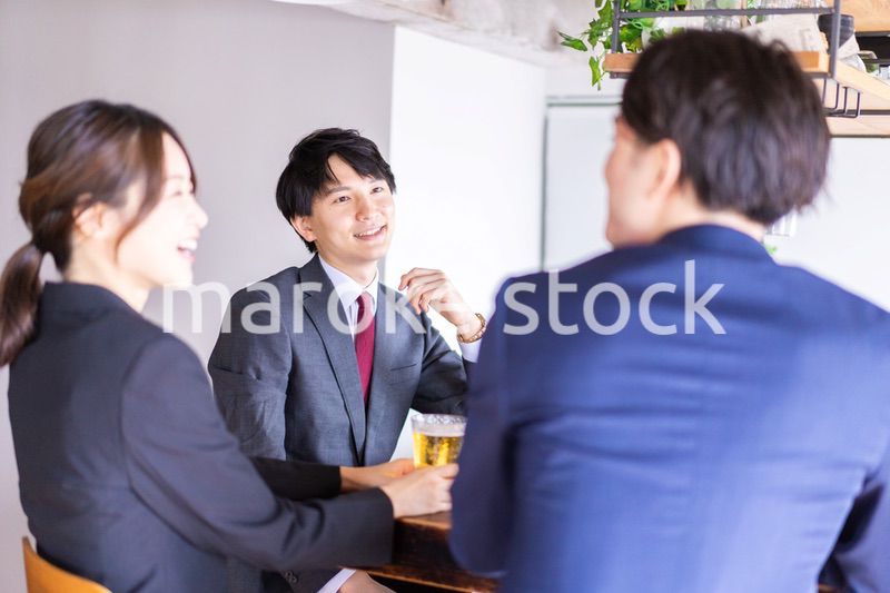 飲み会をする男女のビジネスパーソン