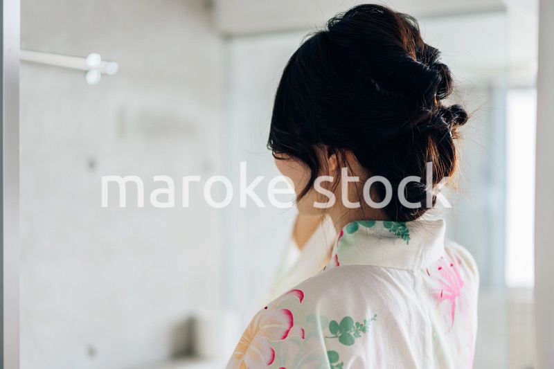 浴衣を着た若い女性