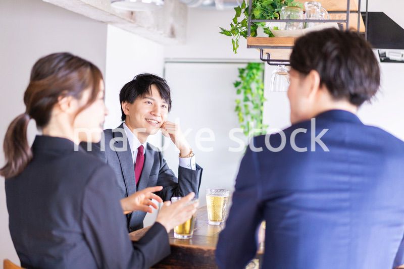 飲み会をする男女のビジネスパーソン