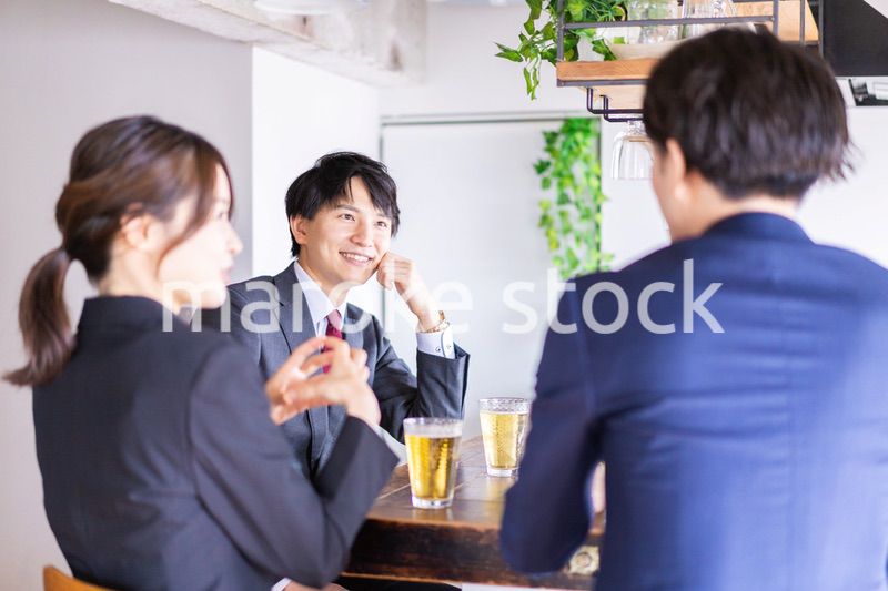 飲み会をする男女のビジネスパーソン