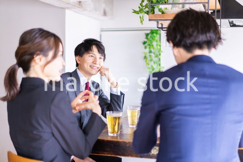 飲み会をする男女のビジネスパーソン