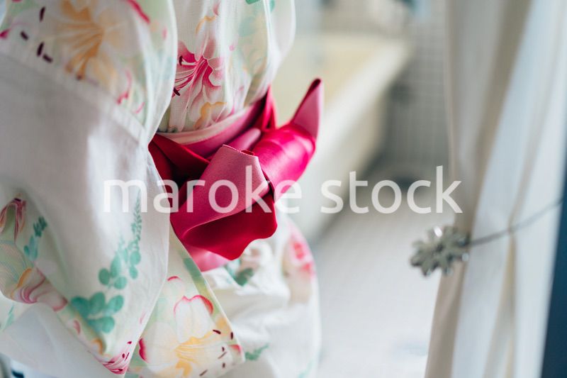 浴衣を着た若い女性