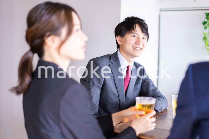 飲み会をする男女のビジネスパーソン
