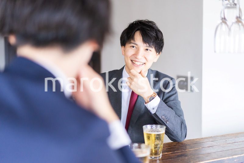 居酒屋でビールを飲むビジネスマン