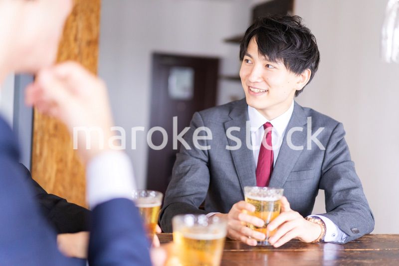 スーツで飲み会をする若いビジネスパーソン