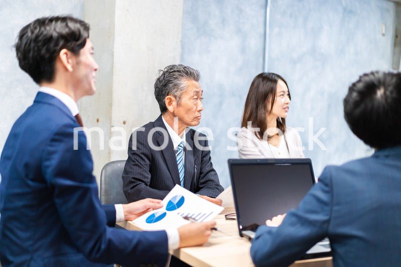 オフィスで会議をするビジネスパーソン