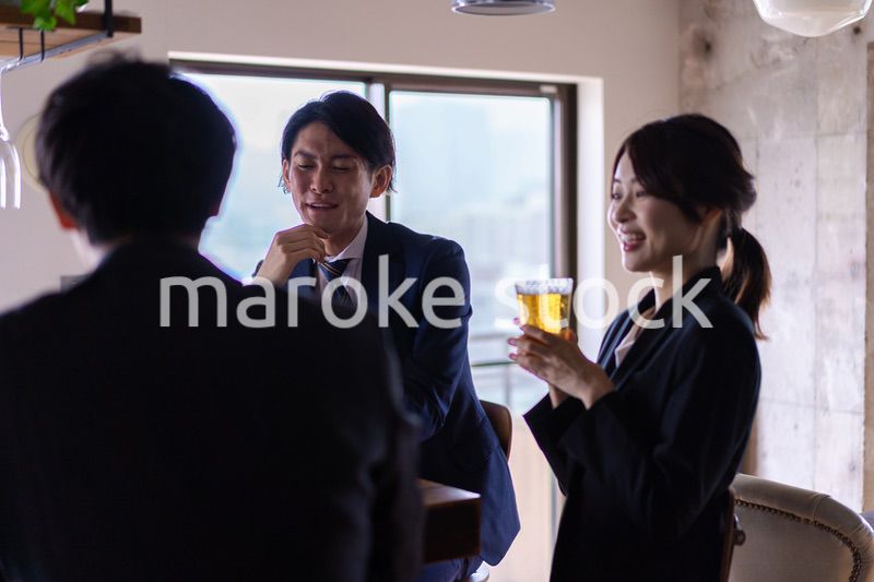 バーでお酒を飲む男女の会社員