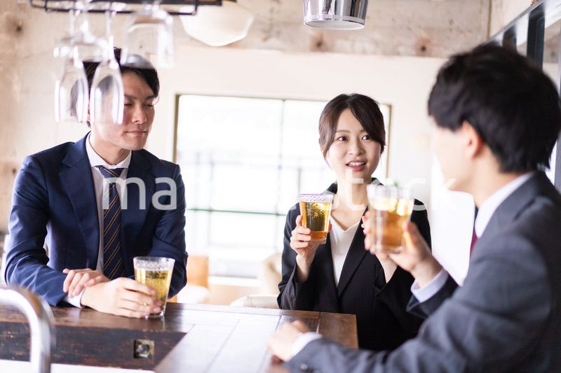 スーツで飲み会をする若いビジネスパーソン