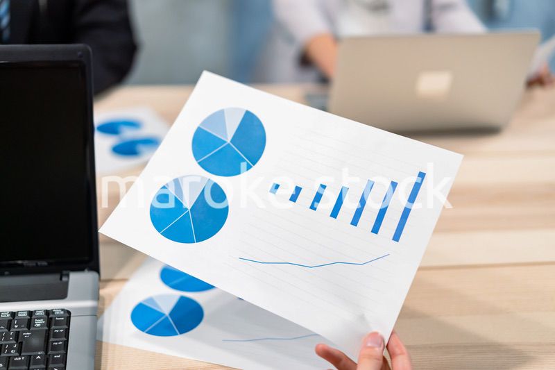 書類を確認するビジネスパーソン