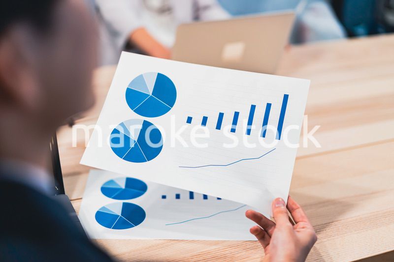 書類を確認するビジネスパーソン