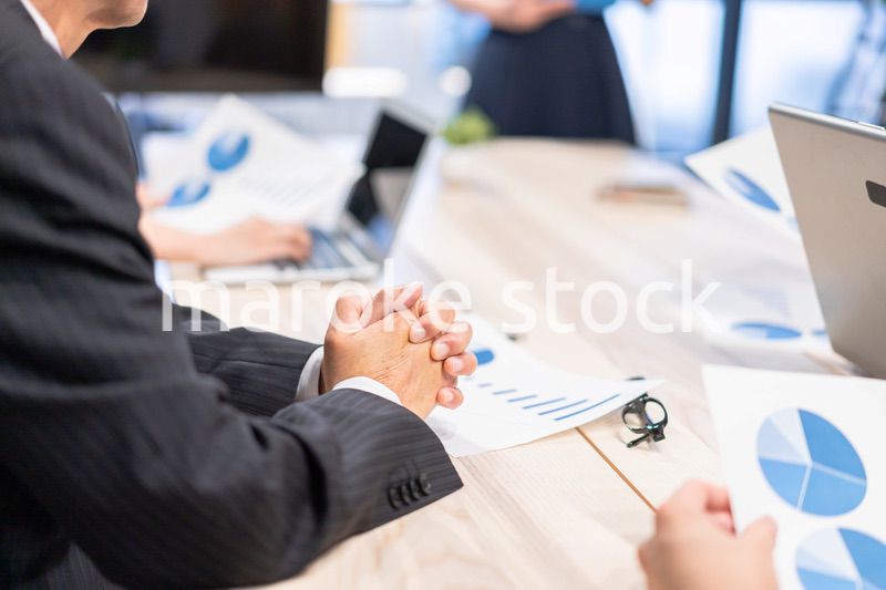 書類を確認するビジネスパーソン